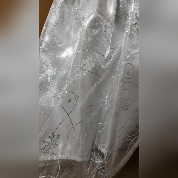 Custom-made/hand-sewn silver snowflake baby dress - Picture 4 of 5